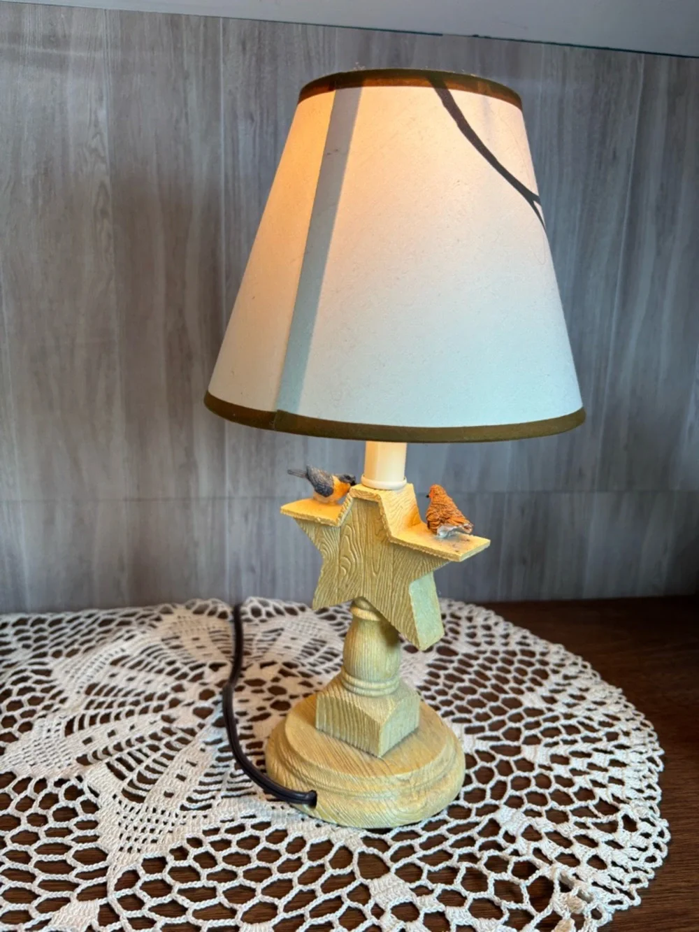 Bird-Themed Star Accent Table Lamp in Cream and Blue